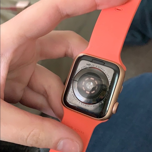 Apple Watch ROSE GOLD - Picture 3 of 3